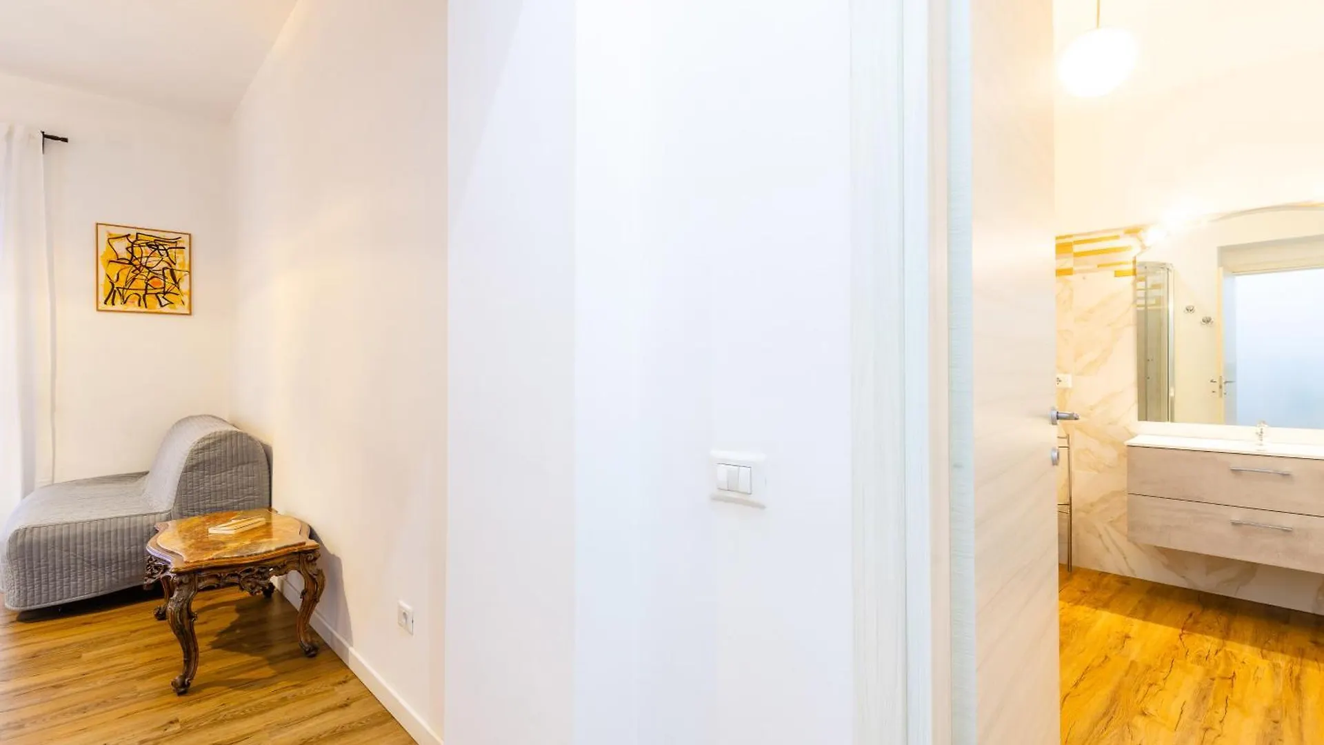 Barrio 133 - Double Bedroom In Center By Napoliapartments Italy